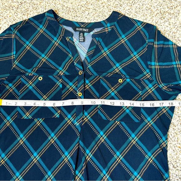 Ellen Tracy V neck blouse with 3/4 length sleeves - Picture 3 of 5